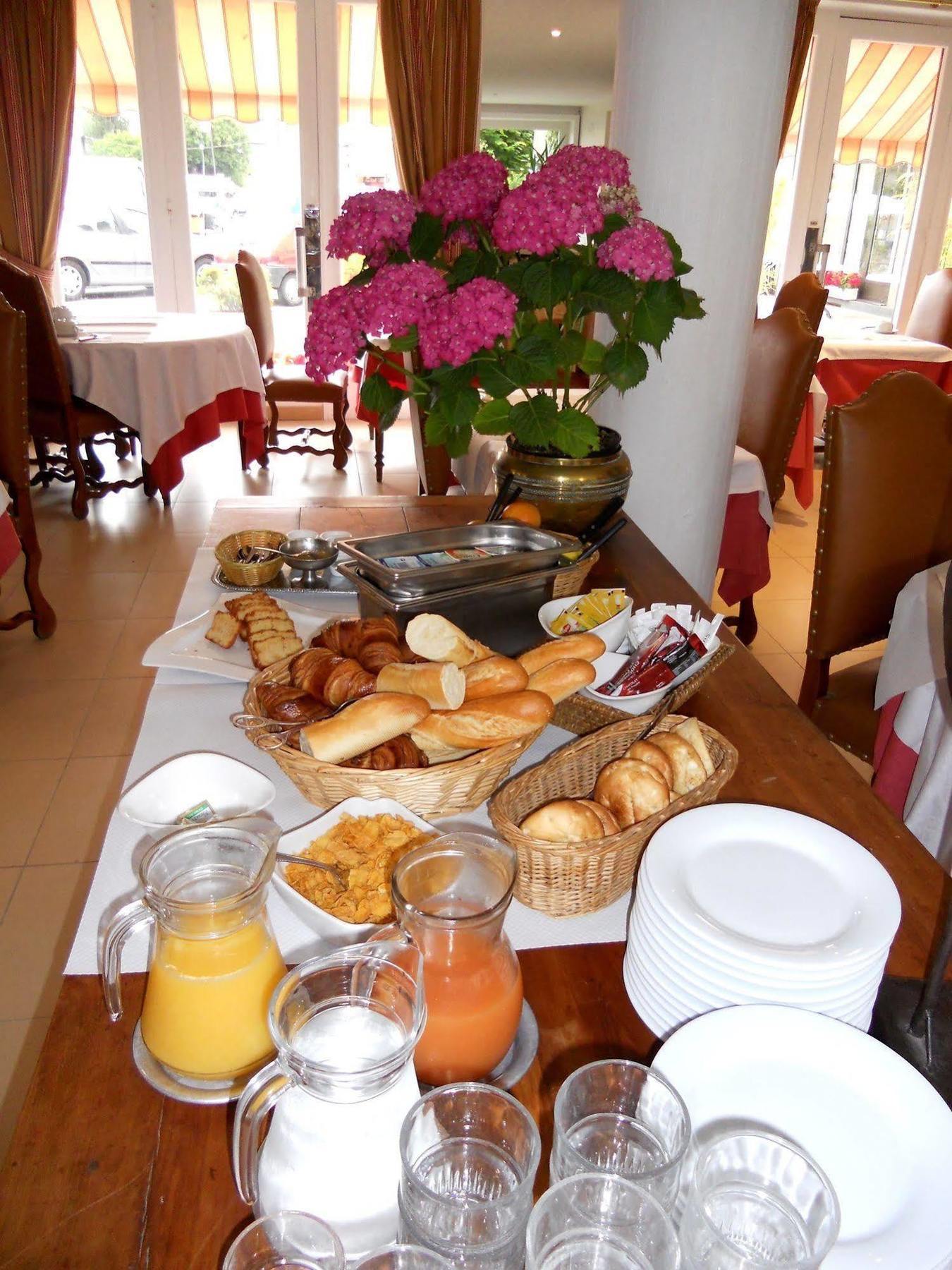 Hotel De Bretagne Dol Centre Ville - Hotel Et Restaurant Dol-de-Bretagne Exteriör bild